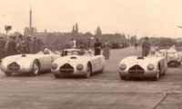 Start zum Autorennen der Deutschen Meisterschaft auf der Motorsport-Rennstrecke &quot;K&ouml;lner Kurs&quot; am 30.05.1948. Von links mit Startnummer 2 Karl Kling, Nr. 12 Ralph Roese und Nr. 6 Toni Ulmen.