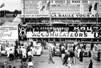 Vor dem Start am 18.06.1939 zu den 24h von Le Mans - ganz links vor 27 Ralph Roese